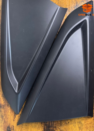 PAR DE ESQUINERAS O MOLDURAS PARA  Mustang 2024-2025